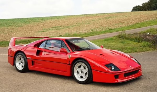 Това зашеметяващо Ferrari F40 от 1991 г. беше продадено за колосалните 2 075 200 долара. Автомобилът, който разполага с 2,9-литров V8 двигател с двойно турбокомпресор, се класира на трето място.